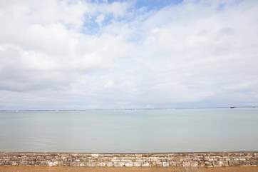 Springvale beach is perfectly located halfway between Puckpool and Seaview beach.
