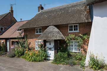 Situated on a quiet square, in the village of Puddletown, Beehive Cottage lies opposite St Mary's Church.