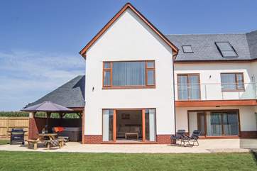 Lakeview House is a stunning, contemporary, home in an exceptional lakeside setting. It has a huge fully enclosed garden, hot tub and path to the lake.