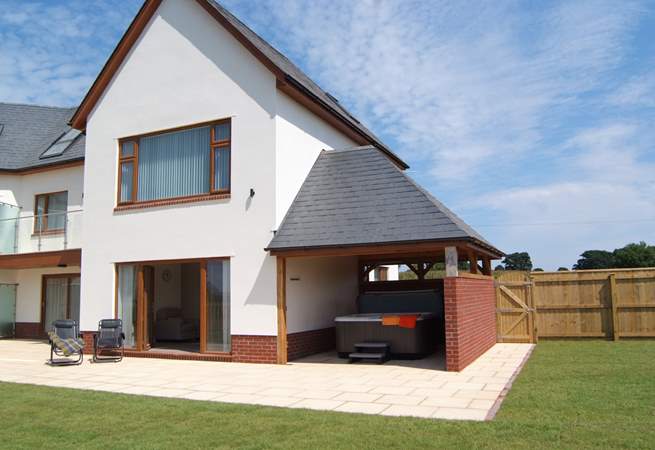 Lakeside House is a superb quality holiday home with a huge enclosed garden, hot tub and fishing lake.