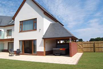 Lakeside House is a superb quality holiday home with a huge enclosed garden, hot tub and fishing lake.