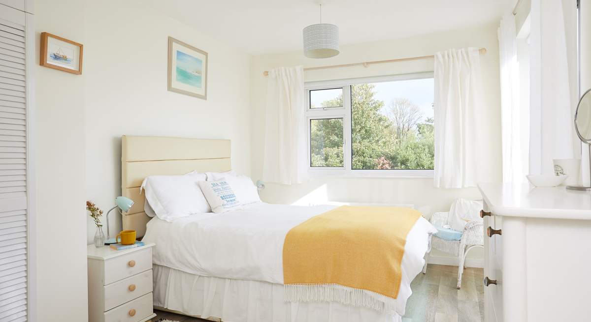 Wake up in a generous king-size bed admiring the wonderful sea views and surrounding greenery.