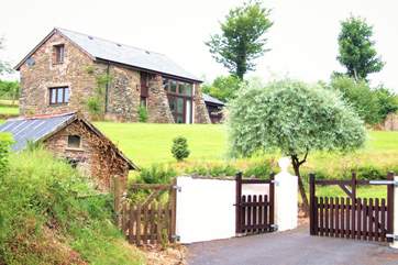 Lovely Woodbine Barn is in a beautifully quiet rural setting. Dogs are welcome and there is a large paddock immediately behind the barn for guests to enjoy.
