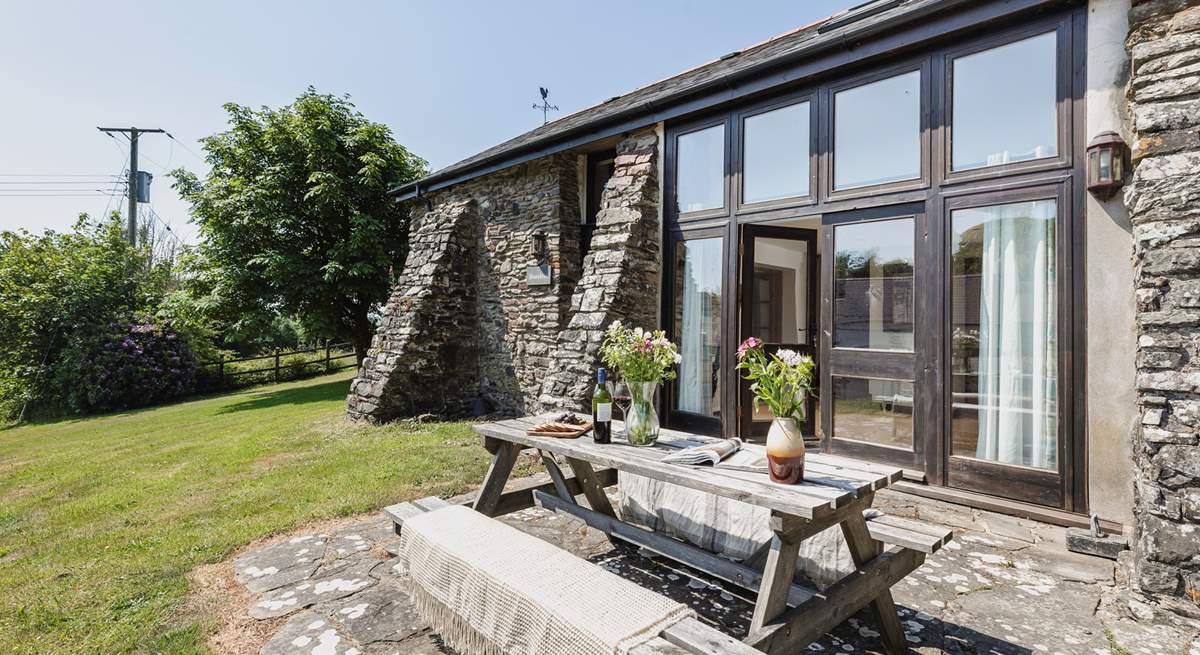 This detached barn conversion has a very private patio at the back, open gardens around it and a huge fenced meadow where guests, children and dogs are welcome to play and picnic.