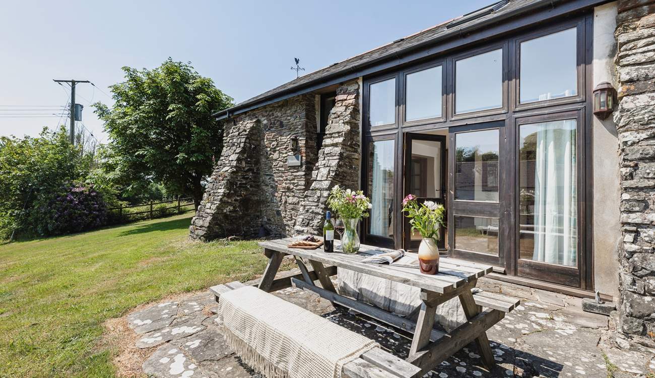 This detached barn conversion has a very private patio at the back, open gardens around it and a huge fenced meadow where guests, children and dogs are welcome to play and picnic.