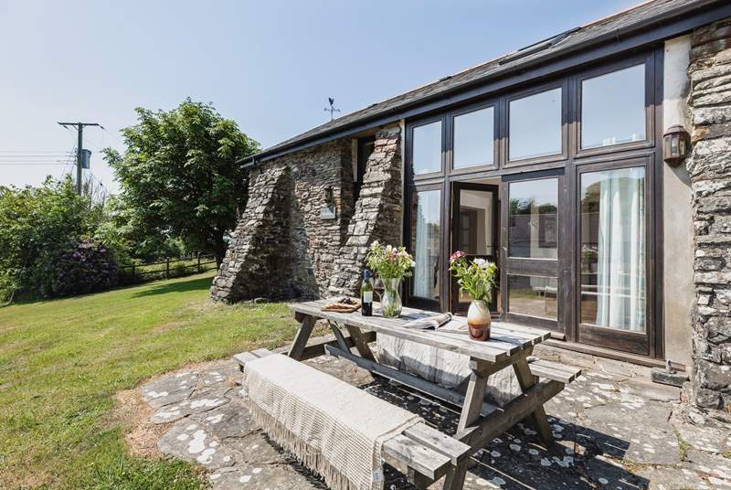This detached barn conversion has a very private patio at the back, open gardens around it and a huge fenced meadow where guests, children and dogs are welcome to play and picnic.