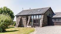 Lovely Woodbine Barn is in a beautifully quiet rural setting. Dogs are welcome and there is a large paddock immediately behind the barn for guests to enjoy.