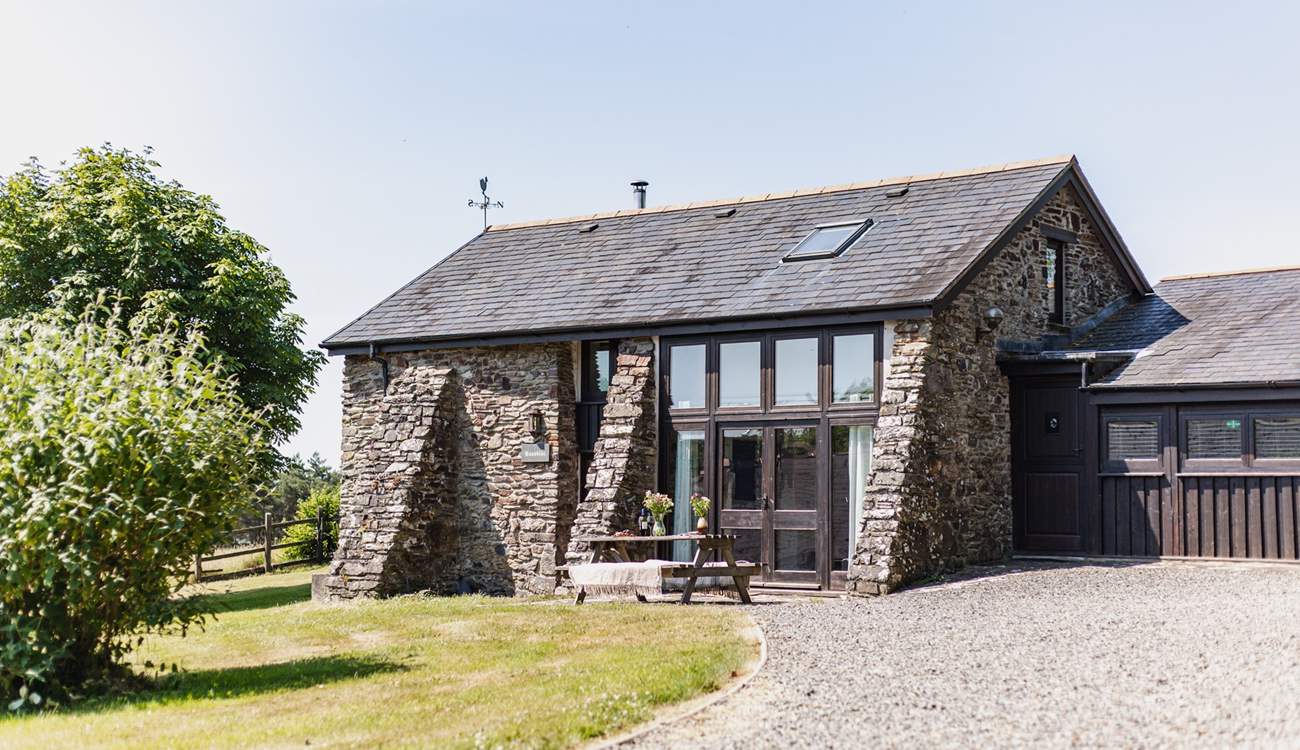 Lovely Woodbine Barn is in a beautifully quiet rural setting. Dogs are welcome and there is a large paddock immediately behind the barn for guests to enjoy.