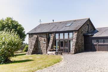 Lovely Woodbine Barn is in a beautifully quiet rural setting. Dogs are welcome and there is a large paddock immediately behind the barn for guests to enjoy.
