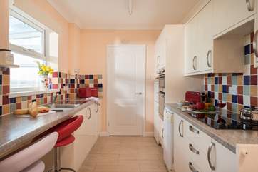 The stylish kitchen is very well-equipped.