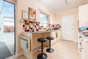 The stylish kitchen is very well-equipped.