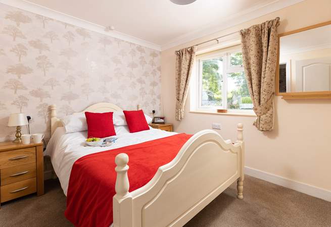 The pretty double bedroom at Little Meadowside.