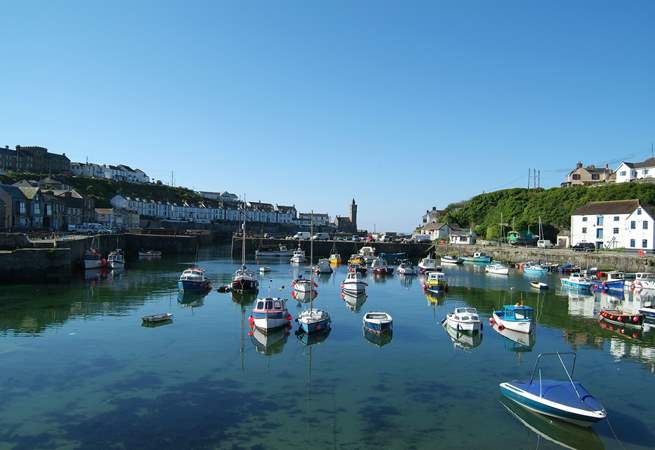 Porthleven is only a short drive away with many restaurants.