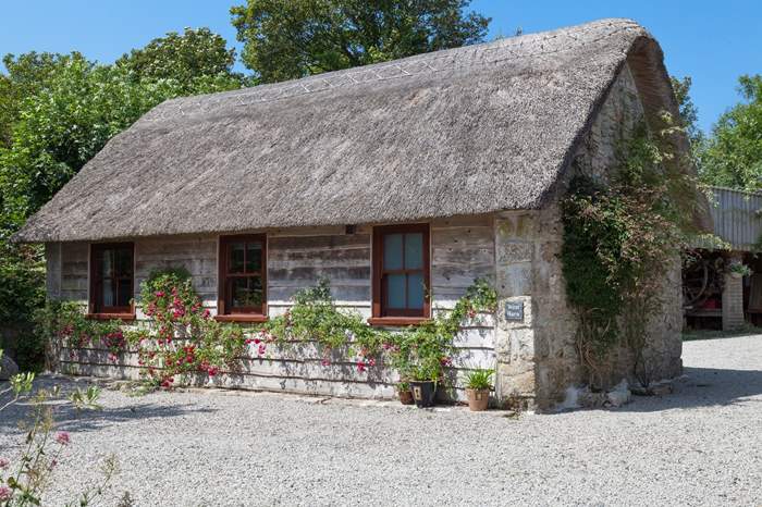 West Barn is a 1 bedroom thatched, dog friendly cottage near Porthleven, Cornwall.