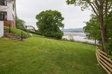 What super grounds lay at the foot of this magnificent house.