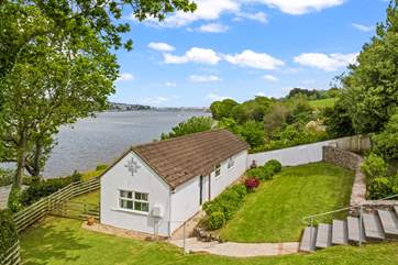 The well-appointed annexe has stunning views and offers an escape for noisy teenagers or grandparents alike.