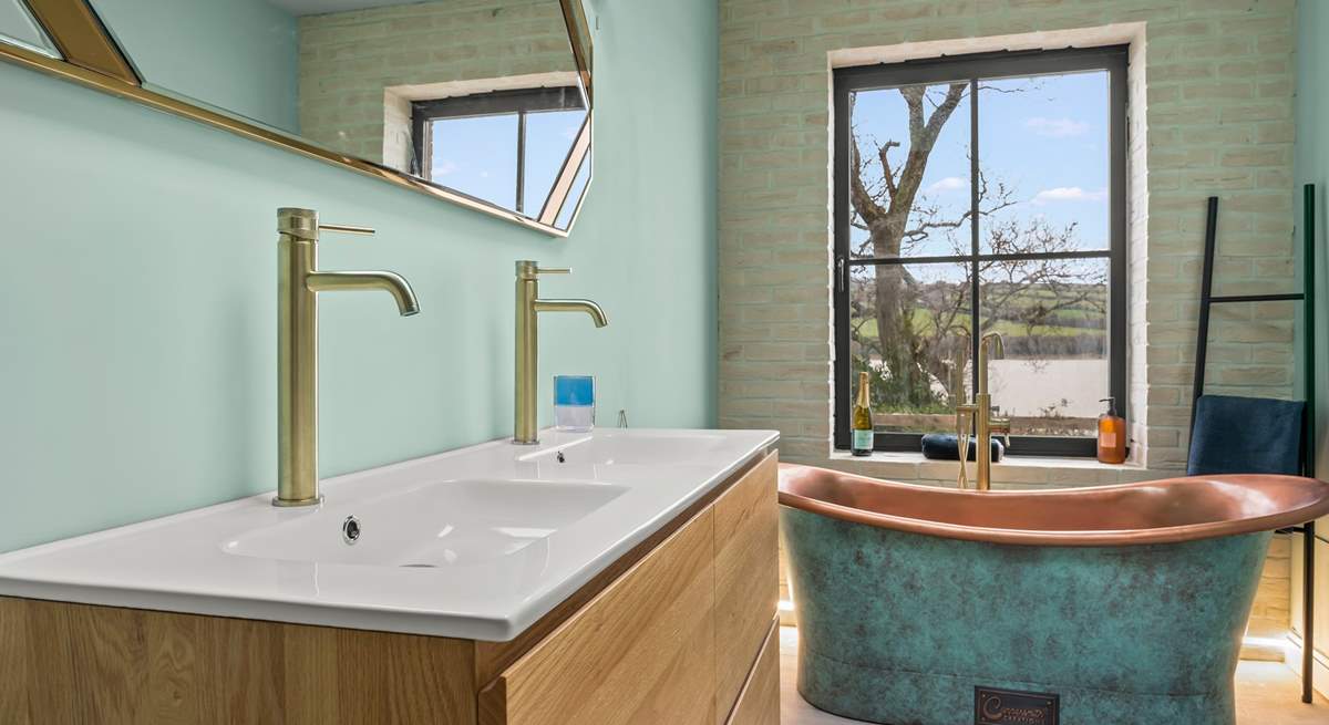 No expense has been spared when it comes to the final finish of this fabulous bathroom.