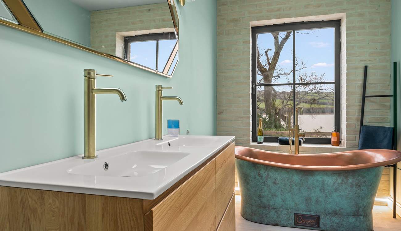 No expense has been spared when it comes to the final finish of this fabulous bathroom.