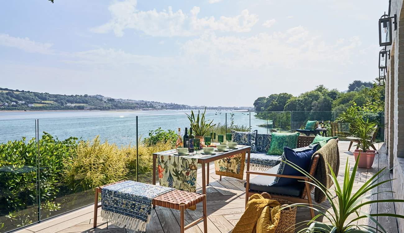 Step out onto the fabulous decked area and enjoy al fresco dining with magnificent views as your backdrop. 