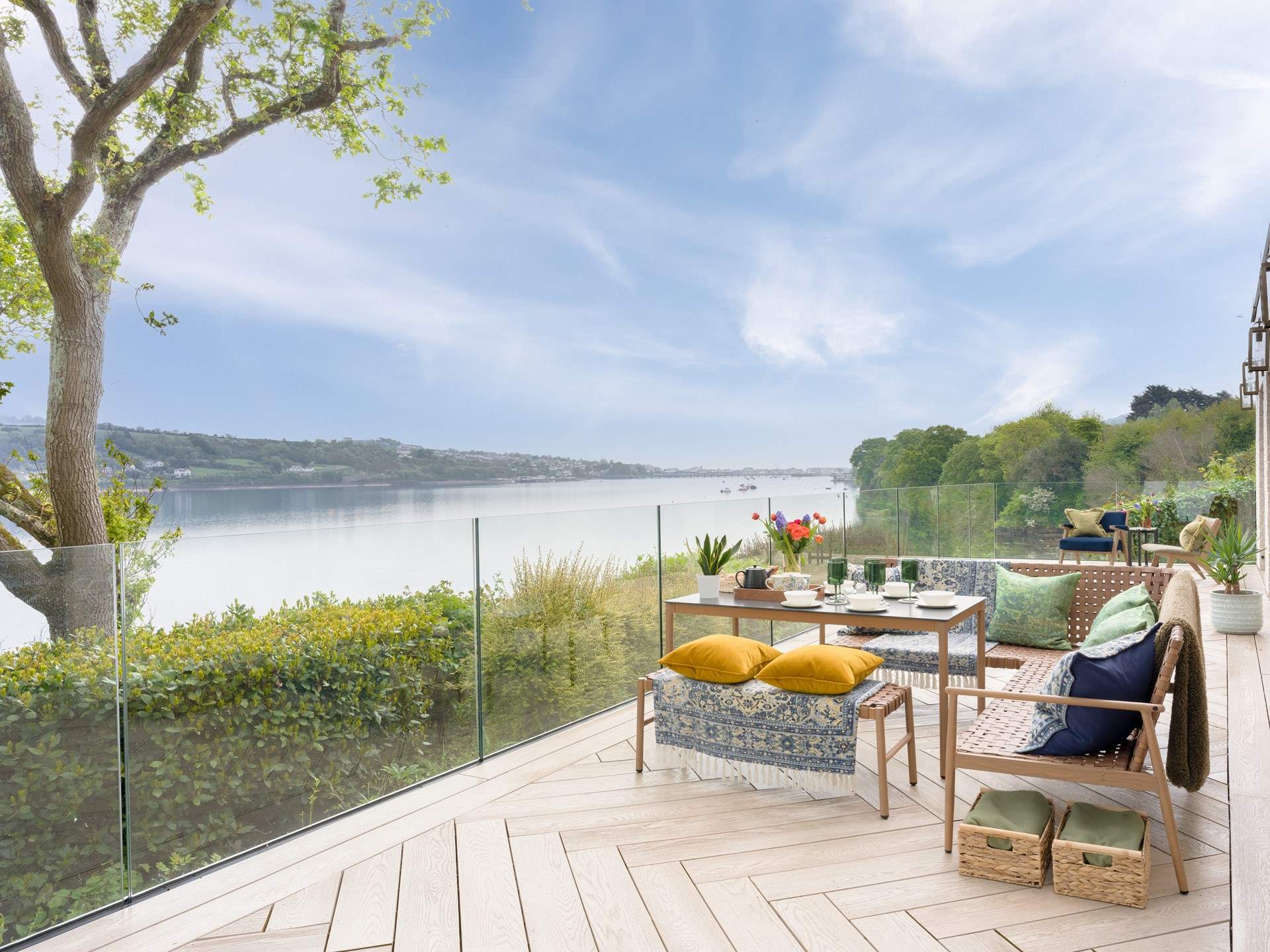 Step out onto the fabulous decked area and enjoy al fresco dining with magnificent views as your backdrop. 