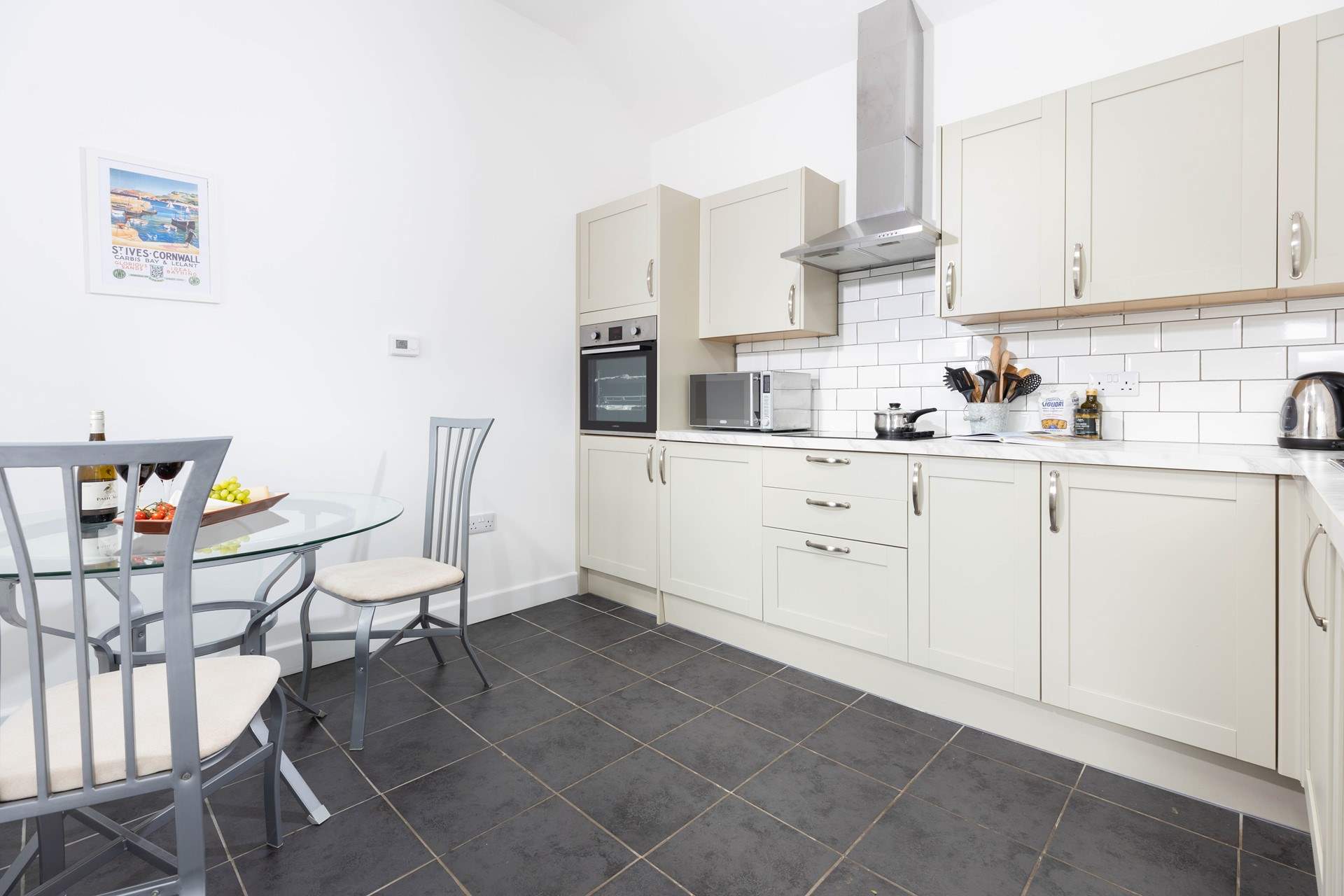 Enjoy long meals unwinding together. 