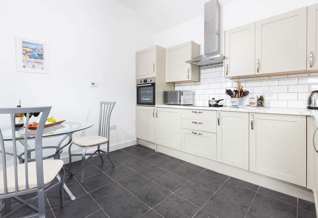 Enjoy long meals unwinding together. 