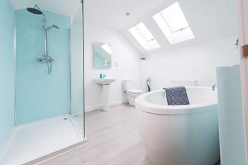 The en suite bathroom to the master bedroom.