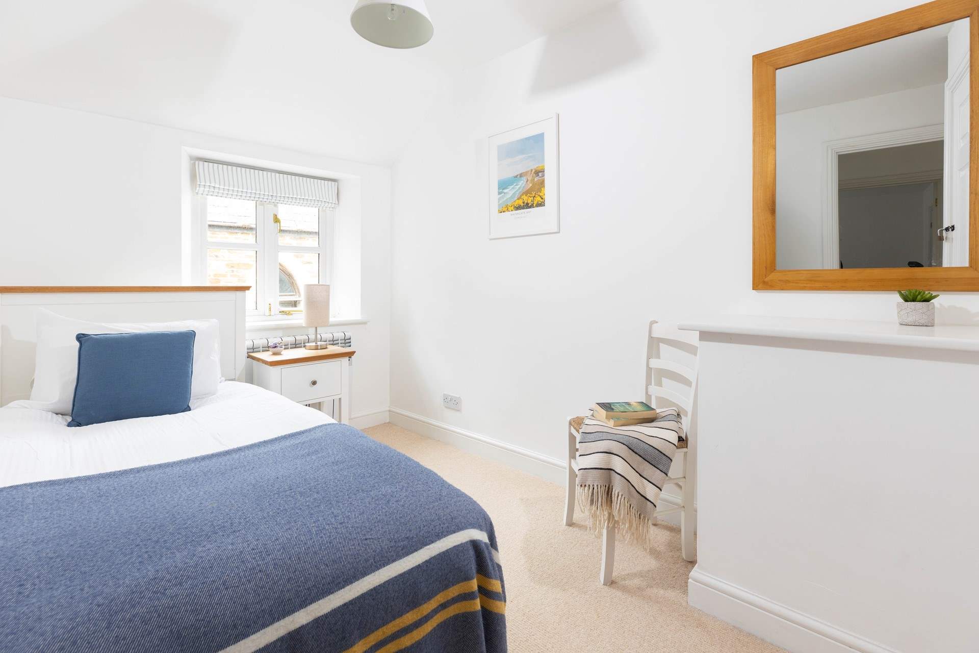 The sweet single bedroom is ever so cosy. 