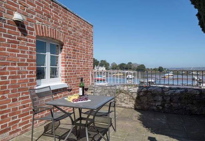 Located superbly on the waterfront, this charming and spacious bolthole is perfect for two.