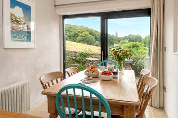 Meal times will be a pleasure with that wonderful view as a backdrop