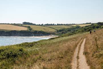 Porthcurnick Beach is home to the popular 'Hidden Hut' beach cafe, a short walk from the studio too!