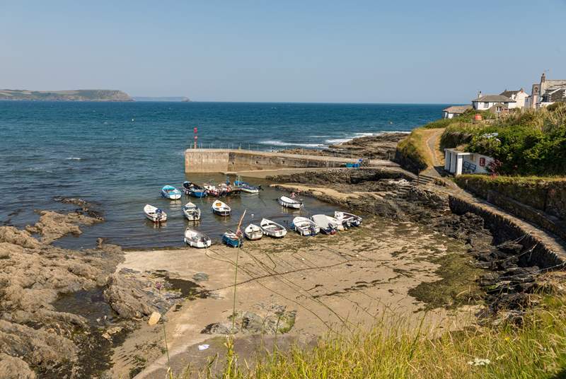 The village of Portscatho is a short walk from Porthcurnick Studio.