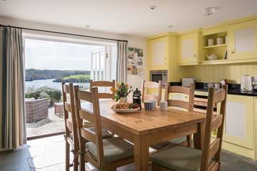 The well-equipped and sociable kitchen.