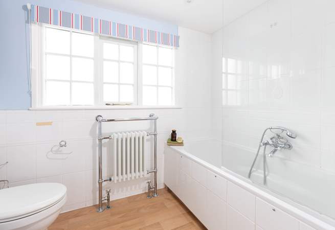 The en-suite bathroom to the main bedroom. 