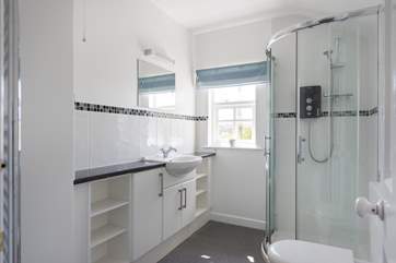 The en suite shower-room.