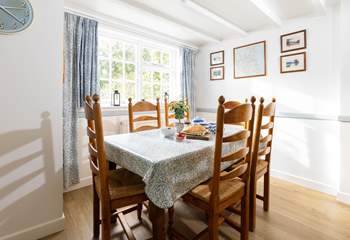 Enjoy long lunches or lazy breakfasts at Creek Cottage. 