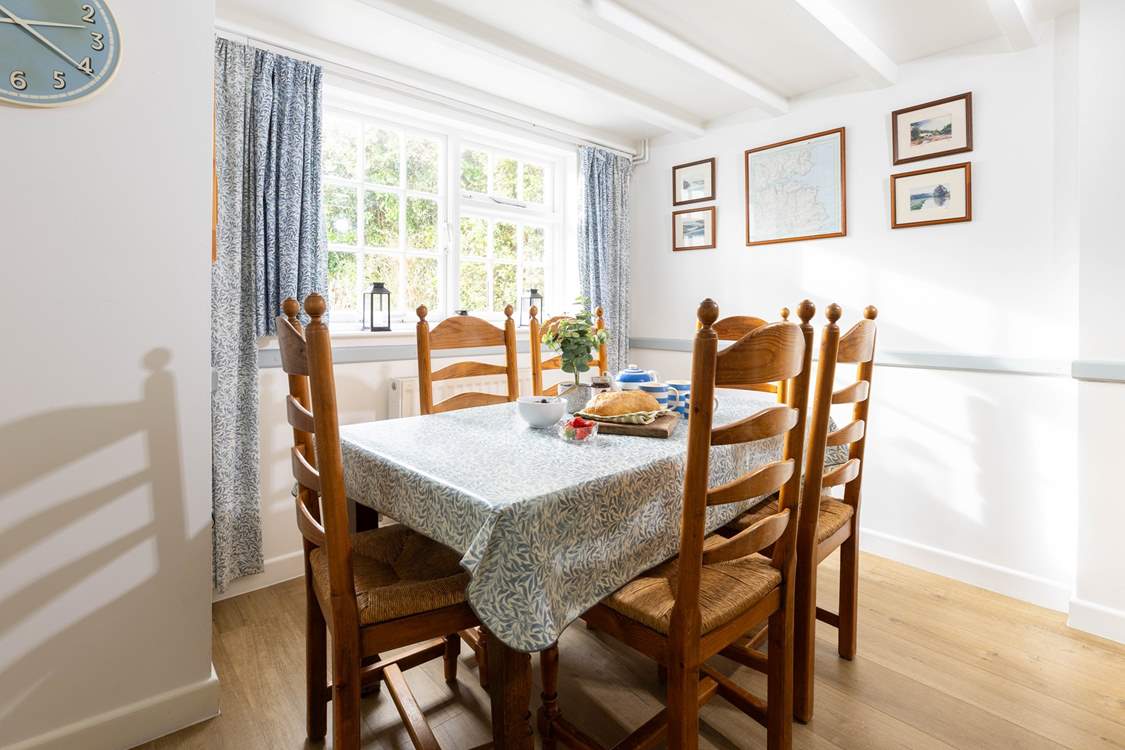 Enjoy long lunches or lazy breakfasts at Creek Cottage.