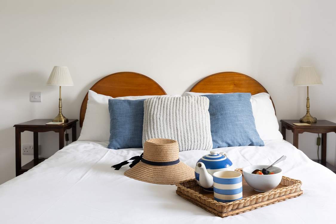 This bedroom can be made up as 2'6 twins or a king size bed (Bedroom 2).