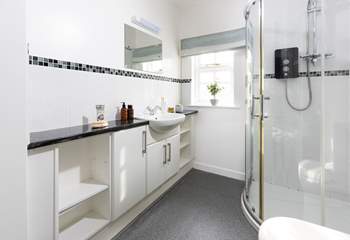 The main bedroom has an en-suite shower room. 