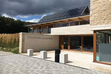 The Etches Collection at Kimmeridge is an impressive collection of fossils uncovered at the beach there over the last 35 years by local enthusiast Steve Etches.