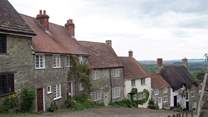 Gold Hill at Shaftesbury is a hilltop market town on the Dorset border dating back to Saxon times.