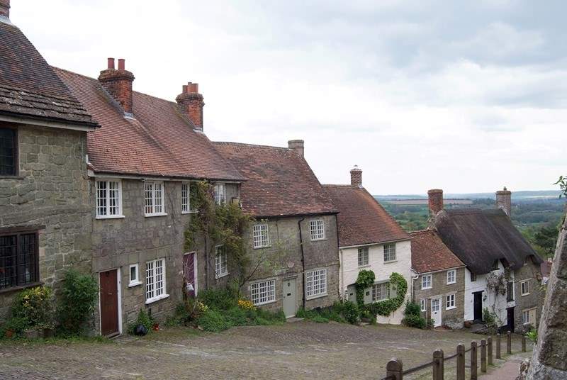 Gold Hill at Shaftesbury is a hilltop market town on the Dorset border dating back to Saxon times.