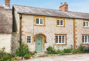 Ivy Cottage is just delightful, situated in the village of Cattistock, with fabulous walks from the door in this Area of Outstanding Natural Beauty.
