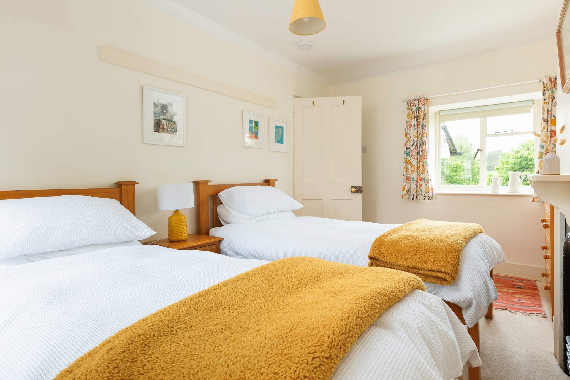 The cheerful twin room has a dual-aspect over the village square at the front and to the garden at the back.