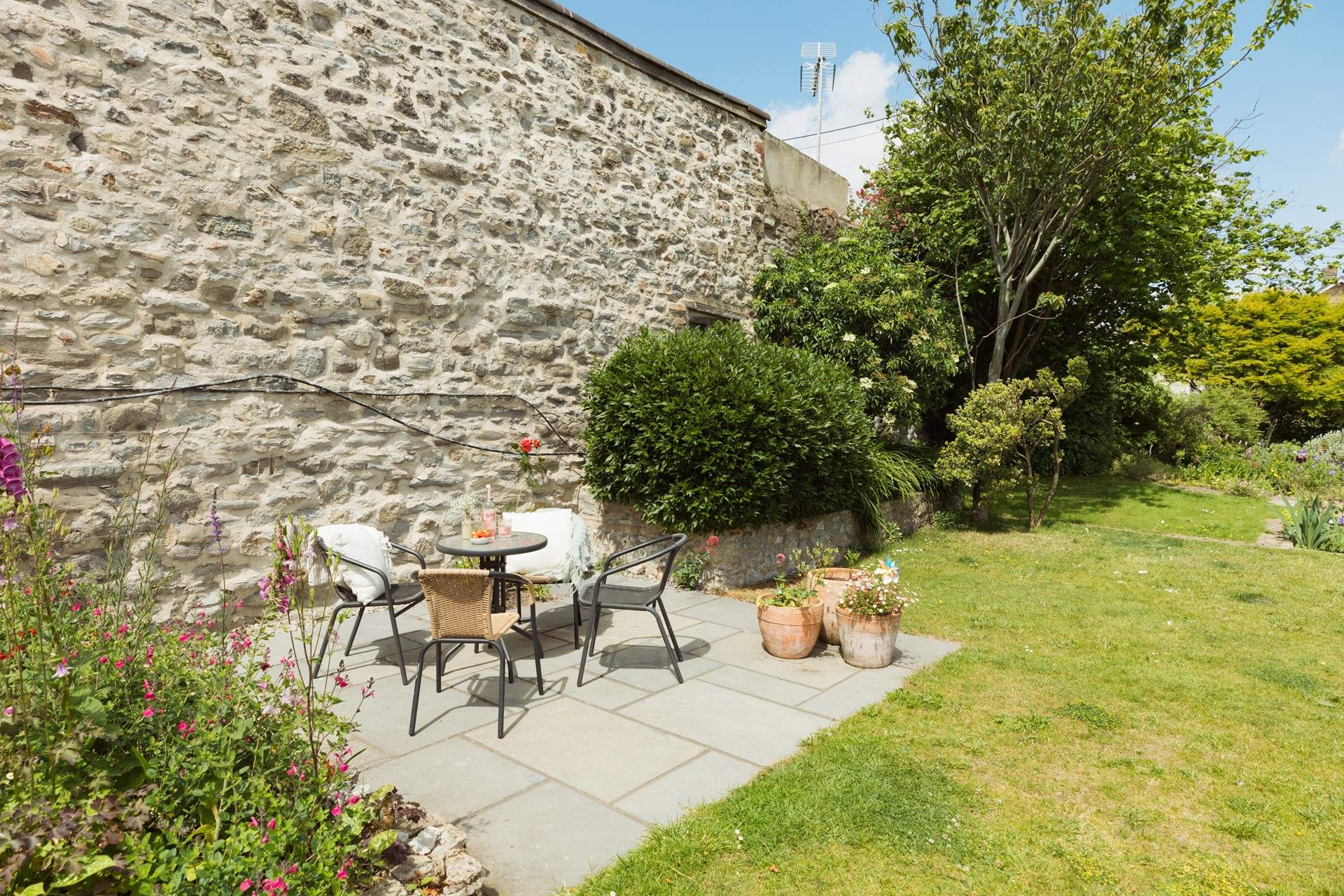 Throughout the garden are gorgeous little nooks to while away the hours...