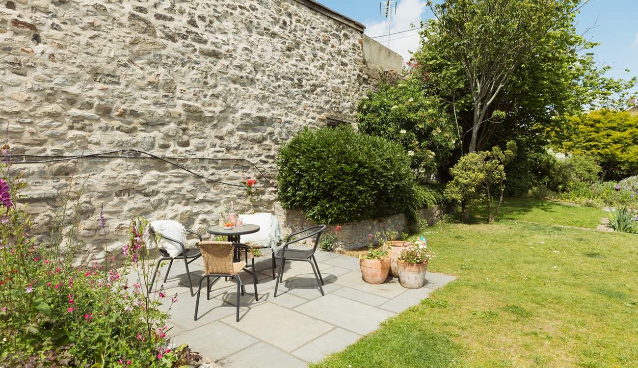 Throughout the garden are gorgeous little nooks to while away the hours...