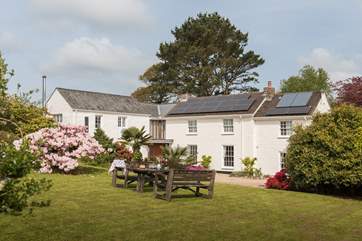 The large garden has many spots for al fresco dining.