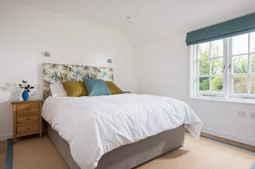 Fun colours are found in this bedroom.