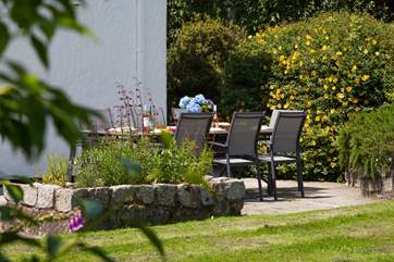 Imagining a long lazy lunch in the sun, what a perfect spot.
