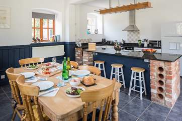 Such a very sociable kitchen/dining-room, the whole family can join in.